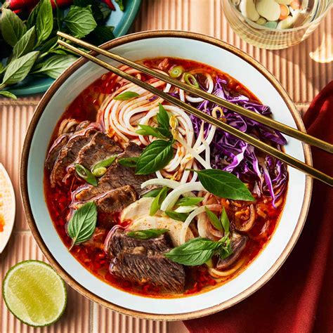  Bún Bò Huế: สัมผัสความเผ็ดร้อนและกลมกล่อมของซุปเนื้อในแบบเวียดนาม!